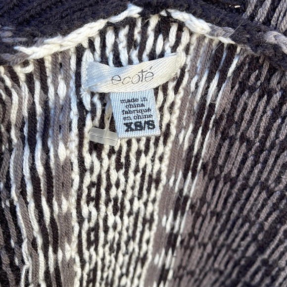 Urban Outfitters Aztec Print Ecote Cozy Cape Poncho Sweater Size XS/S - Picture 5 of 7